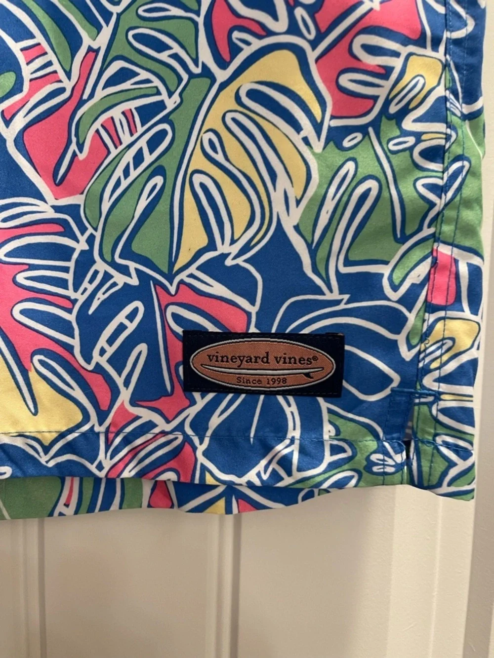 Vineyard Vines Mens Chappy Swim Trunks Tropical Leaves Shorts Blue Pink Sz Large